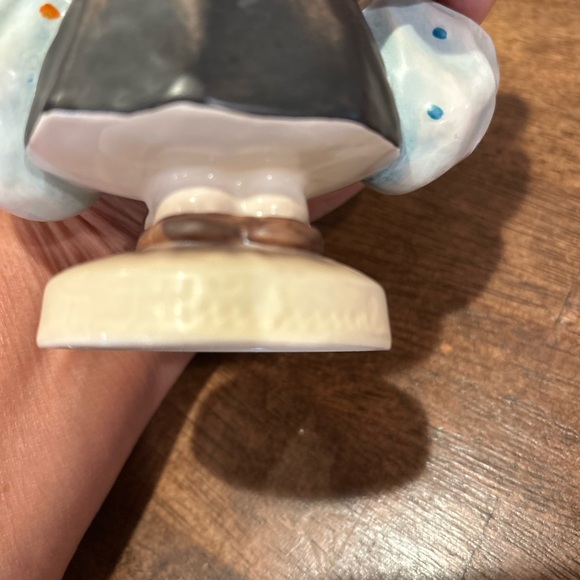 Goebel Hummel figurine titled "Mother's Darling" #175 - Picture 6 of 8